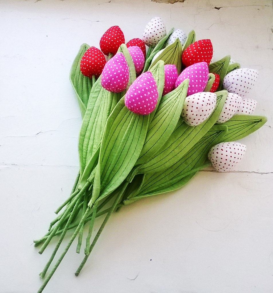 букет цветов из гофрированной бумаги с конфетами