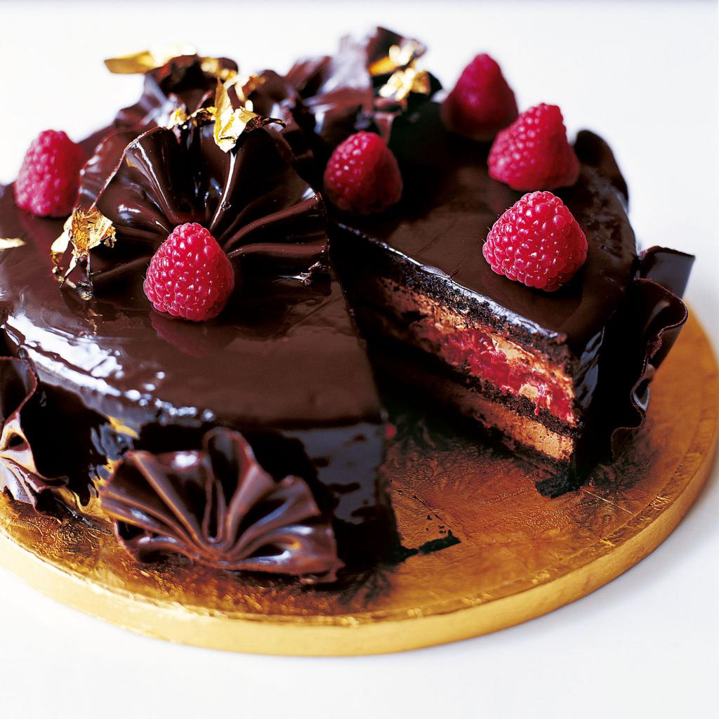 торт с шоколадом и фруктами