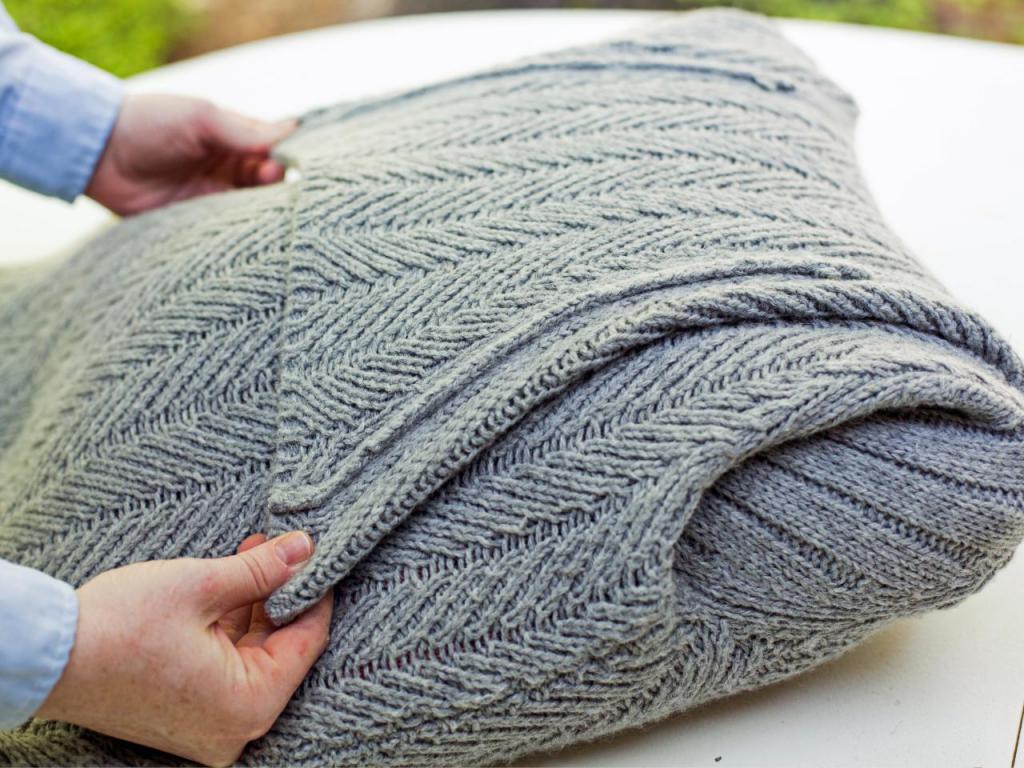 Подушка из свитера