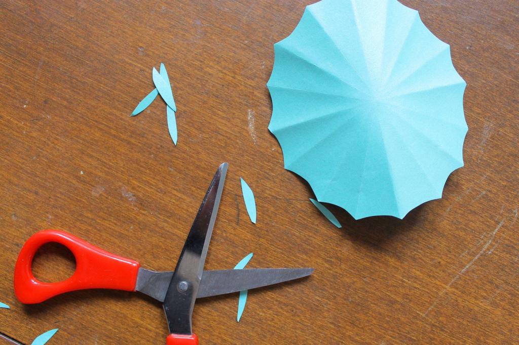 Бумажный зонтик и ножницы