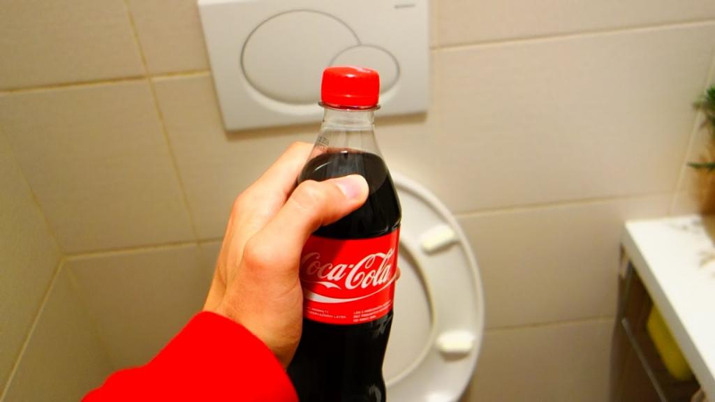 Как почистить унитаз "Кока-колой"