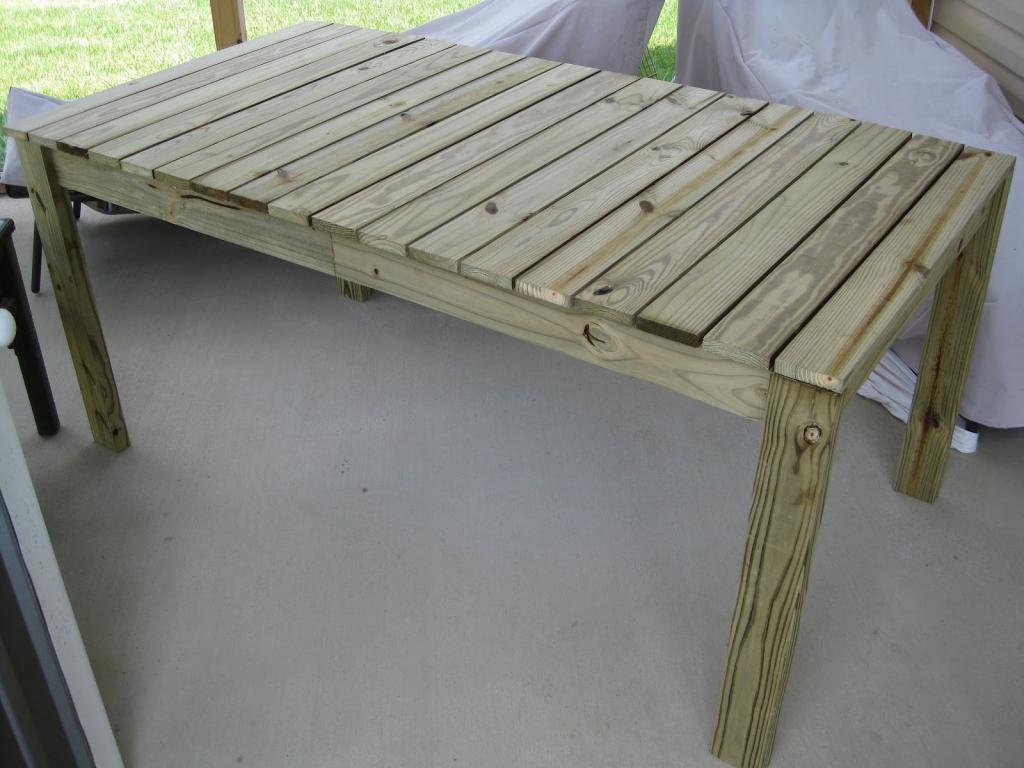 Простой деревянный столик