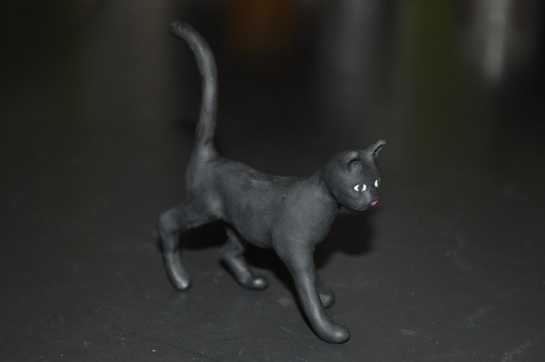 Черная кошка из глины