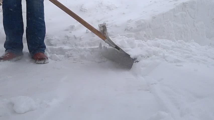 Металлическая лопата для уборки снега