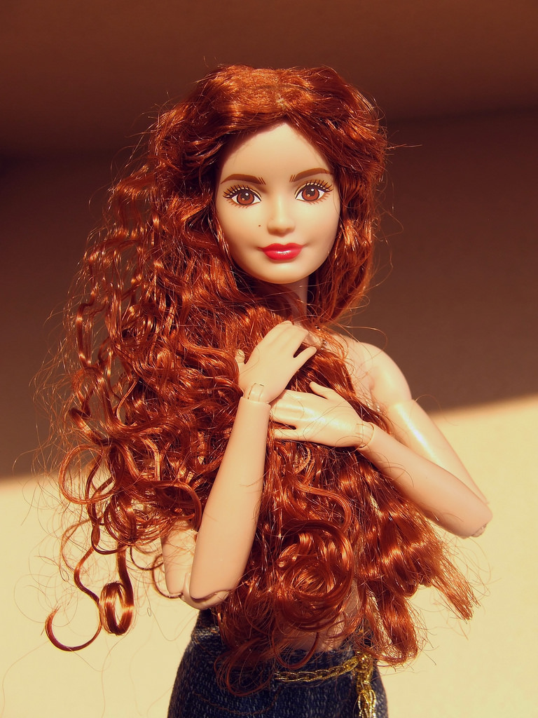 Куклы красивые волосы. Красивые куклы. Кукла с красивыми волосами. Кукла с кудряшками. Прически для кукол.