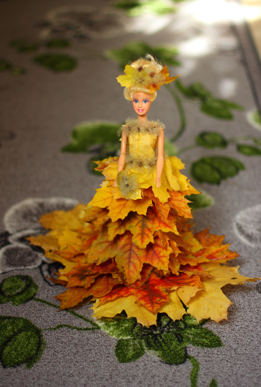 Балерина из осенних листьев