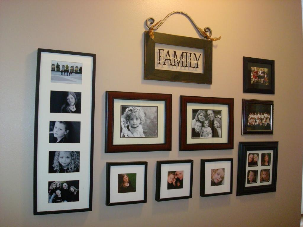 Стенд с семейными фотографиями.