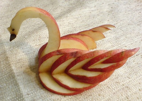 лебедь из яблока