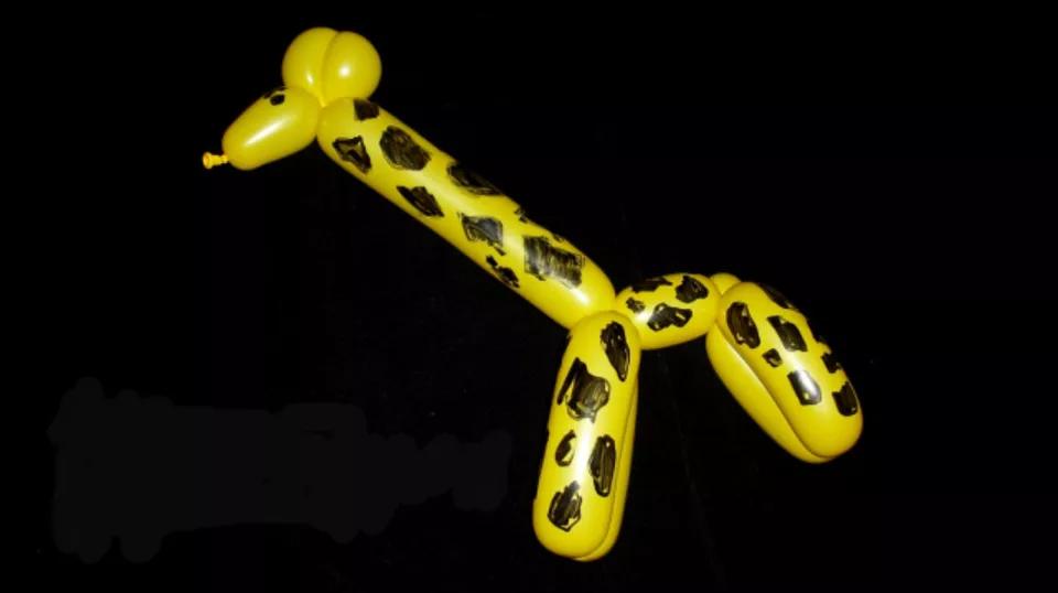жираф из воздушного шарика