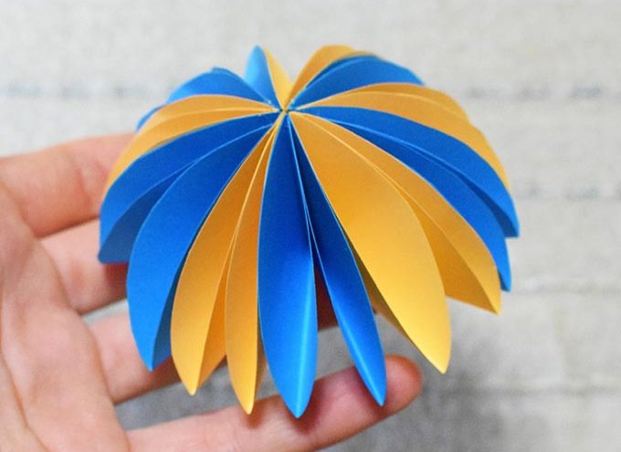 Зонтик из голубой и желтой бумаги