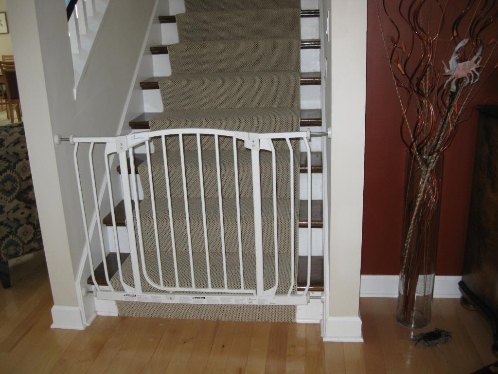 Ворота защитные на лестницу