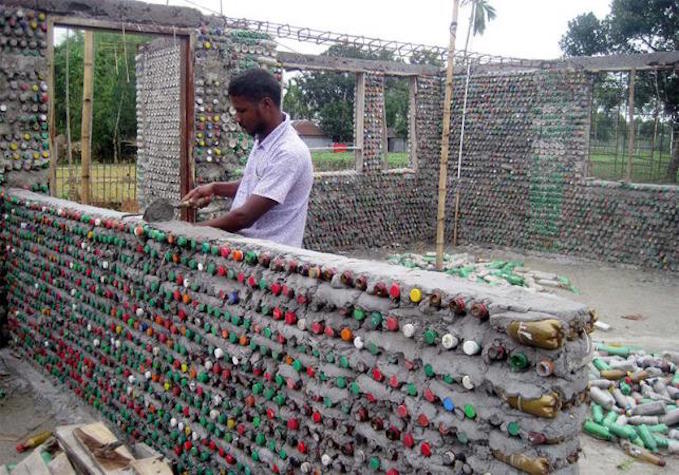 Строительство дома из пластиковых бутылок в Индии