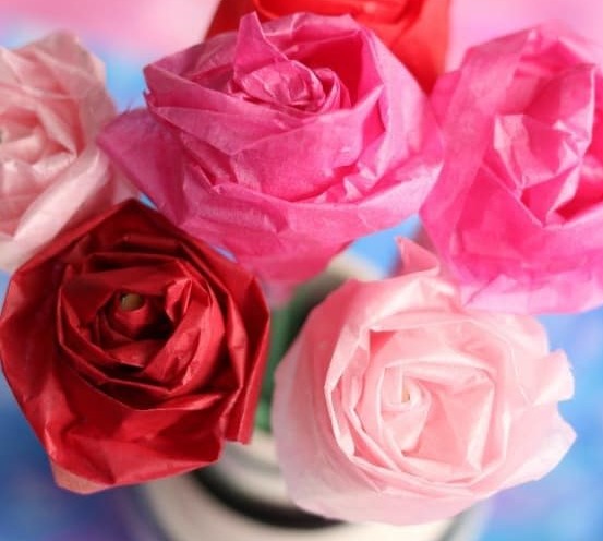 простые розы из гофрированной бумаги или салфеток