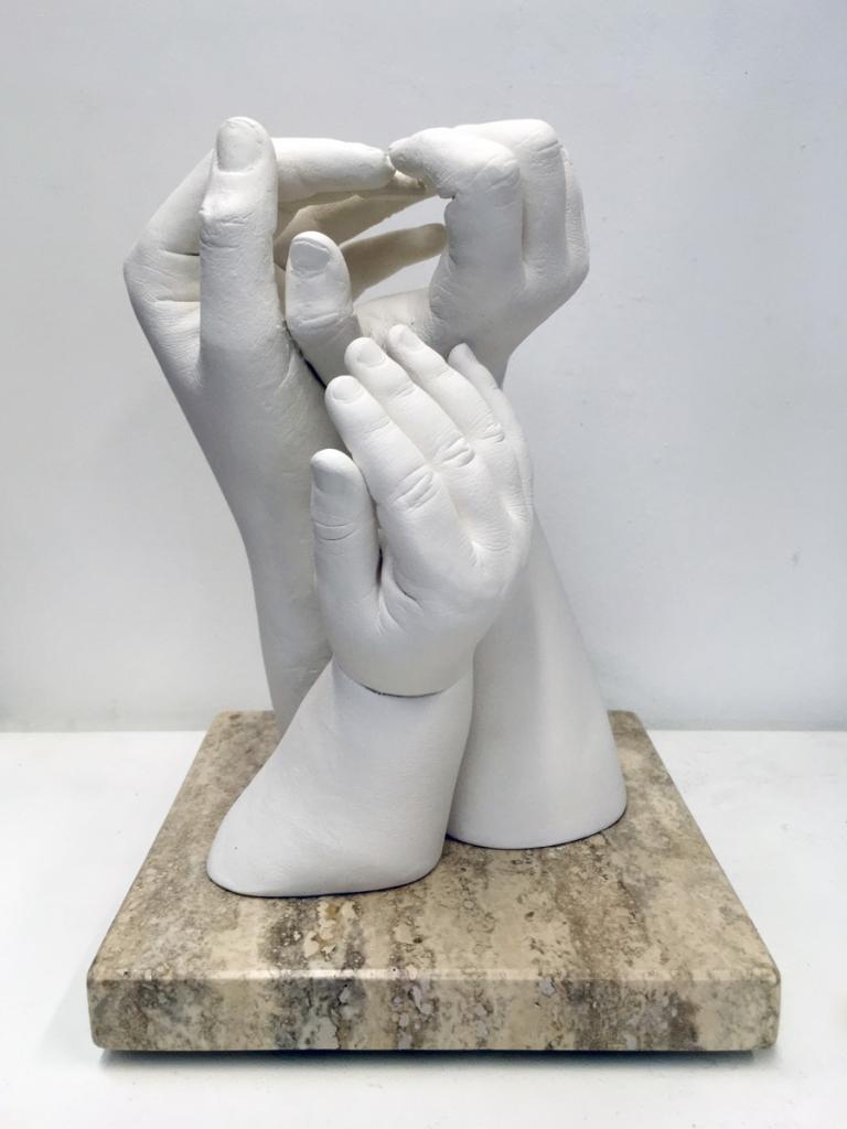 три руки из глины: мать, отец и ребенок