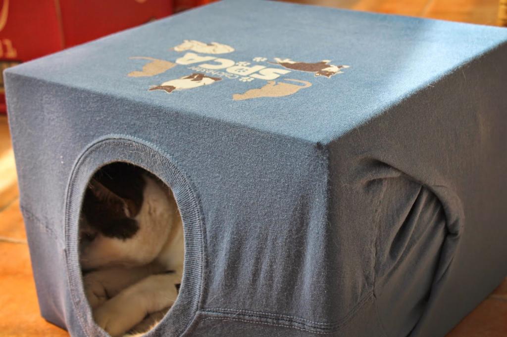 Домик для кошки из футболки