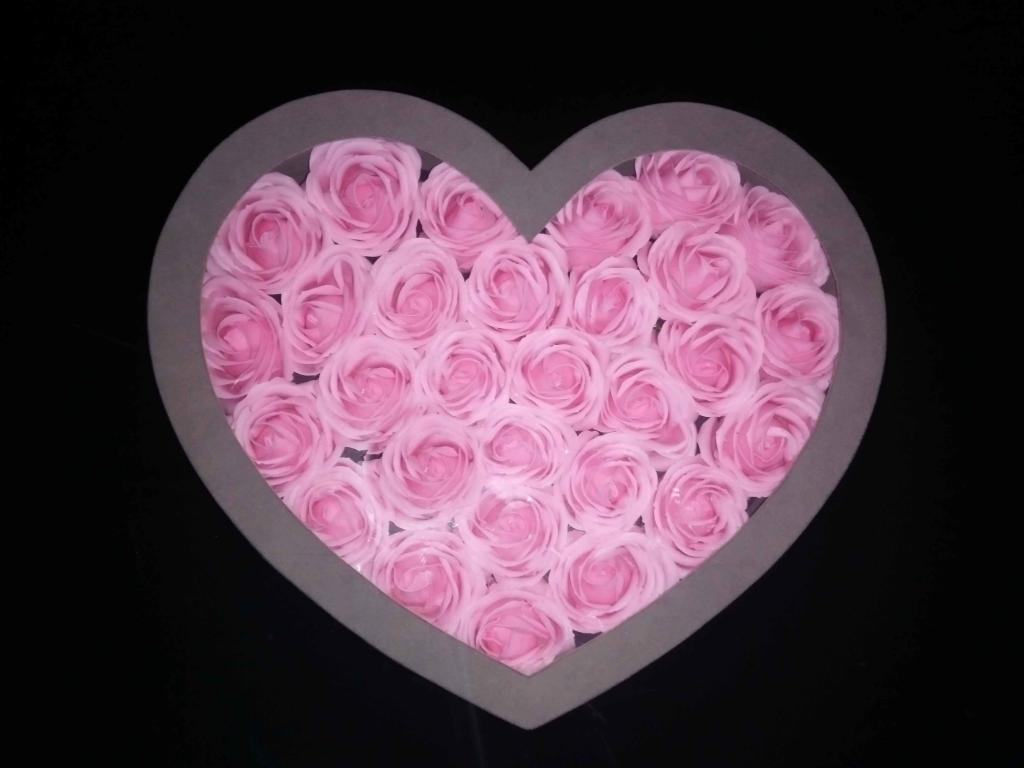 Подарочная композиция из роз из гофрированной бумаги